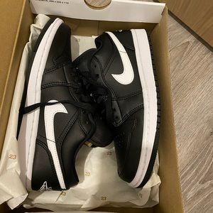 NEW AIR JORDAN 1 LOW BLACK AND WHITE